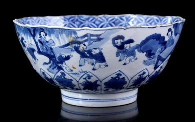 Porcelain bowl with decoration of long lines and fools