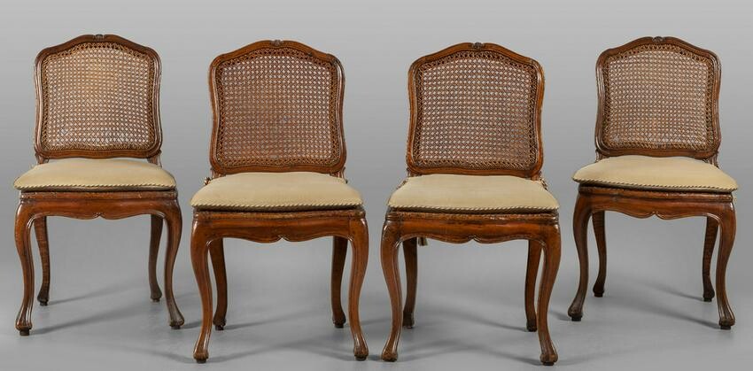 Quattro sedie Luigi XV in noce, sedile e