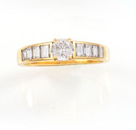 RING in 18K yellow gold set with one brilliant cut...