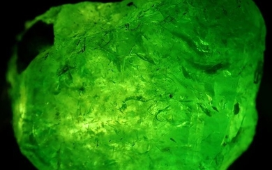 Rare Natural Green Tsavorite Gemstone Crystal 35,200ct - 19.37×18.11×13.27 mm - 4.696 g