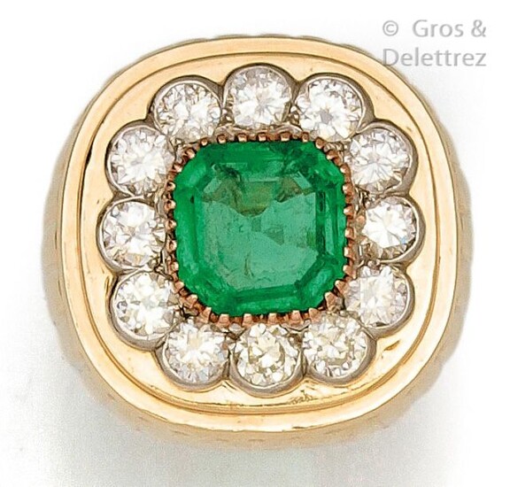 Ring " Chevalière " in gadrooned yellow gold, adorned with a square-cut emerald with stepped-cut sides set with brilliant-cut diamonds. Tour of doigt : 52. P. Brut : 14.4 g.
