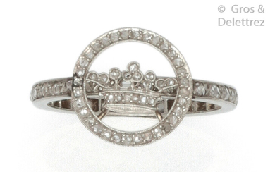 Ring " Couronne " in platinum, set with rose-cut diamonds, the setting also set with diamonds. Work of the 19th century. Tour of doigt : 52. P. Brut : 2.2 g.