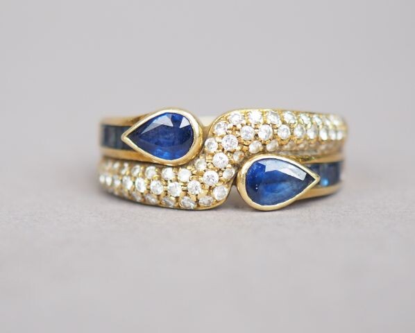 Ring "Toi Moi" in yellow gold, set with sapphires, calibrated sapphires and small diamonds.