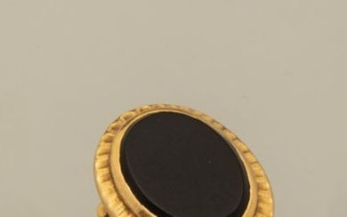 Ring in 18k yellow gold and onyx oval...