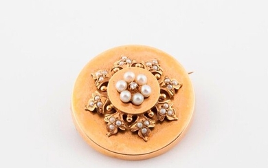 Round brooch in yellow gold (750) centered with a small rose cut diamond inscribed in a floral pattern surrounded by small white pearls and white mabees.