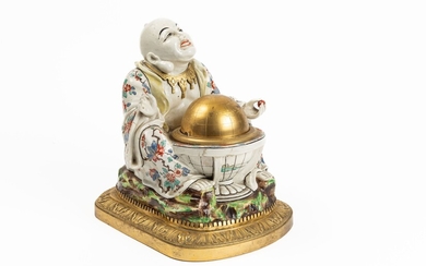 SAMSON. Groupe en porcelaine polychrome dans le goût de Chantilly figurant un bouddha assis, monture...