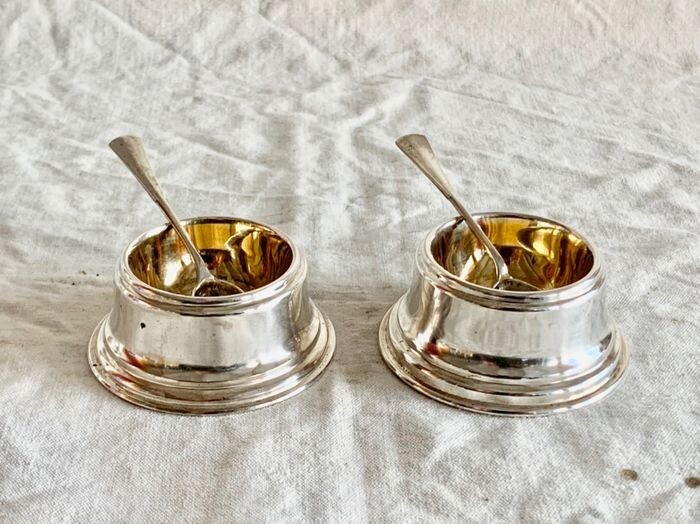 Salt cellar, Spoon, Pair of magnificent salt / pepper Bowls - original spoons - gold gilded (4) - .800 silver - Master silversmith - Austria - Early 20th century