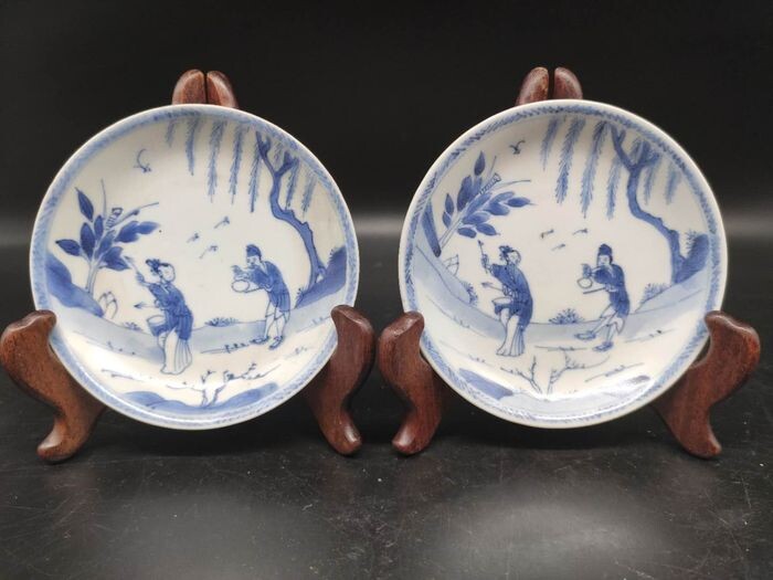 Saucer (2) - Blue and white - Porcelain - China - late Kangxi era and early Yongzheng era