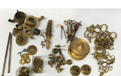 Scatola contenente vari e numerosi accessori in metallo da lampade fiorentine (difetti)