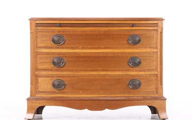 Small English mahogany chest of drawers with curved front, 20th century.
