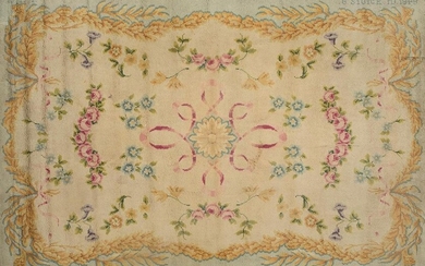 Spanish knotted wool carpet from the Real Fábrica de Tapices, with G. Stuyck, MD, brands, 1949. Decoration of roses and flowers and a golden perimeter garland of vegetable elements on a beige field. Size: 380x250 cm. Exit: 3000uros. (499.158