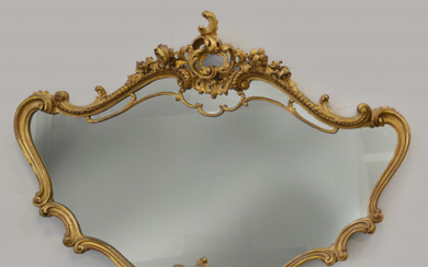 Specchiera di forma mossa in legno intagliato e dorato, cimasa a volute e fiori traforata (cm 102x140) (difetti)
