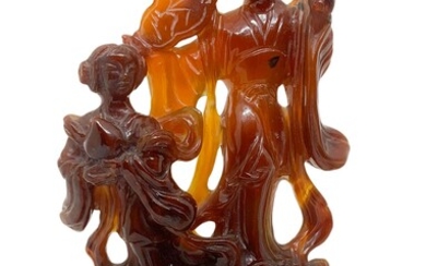 Statuetta cinese in corniola di colore bruno raffigurante “Maternità”...