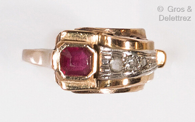 Tank" ring in yellow gold, adorned with an oval ruby...