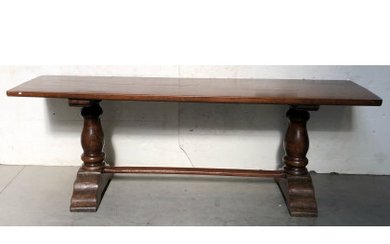 Tavolo in legno con piano di forma rettangolare, gambe a colonna tornita riunite da traversa dritta, piedi sagomati (cm 238x80x71)...