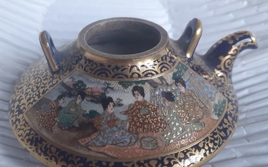 Teapot - Satsuma - Porcelain - Samurai and court ladies - Teekanne - Mit der Marke "Senshu zo" 仙舟造 - Japan - Meiji period (1868-1912)