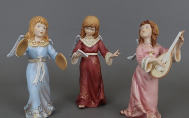 Trois anges de Noël - Porcelaine impériale, polychrome et peinte à l'or, avec ange avec...
