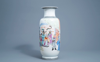 Un vase en porcelaine de Chine famille rose, marque de Qianlong, République, 20ème siècle