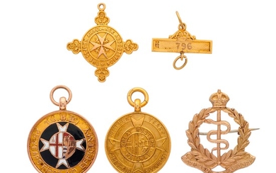 Une sélection de médailles de service en or et une broche, une avec une décoration...