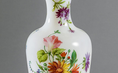 Vase balustre à bord godronné en opaline de cristal blanche à décor de fleurs a…