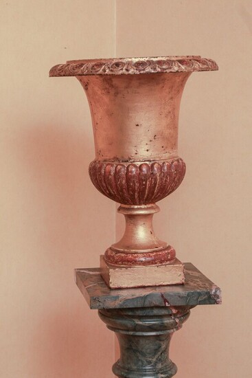 Vase balustre en bronze doré à motifs de... - Lot 129 - Art-Valorem