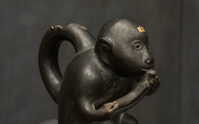 Vase zoomorphe Ce singe assis, plein de réalisme,… Calendrier Art Précolombien - Art d’Asie - Nouvelle… Lot n° 29