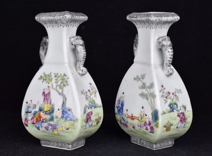 Vases (2) - Famille rose - Porcelain - Boys, Children - .Qianlong Marked - China - Second half 20th century