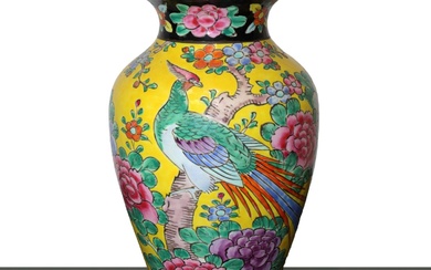 Vaso antico giapponese di porcellana smaltata gialla con raffigurazioni floreali...
