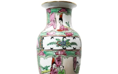 Vaso cinese in porcellana bianca decorato con scene di vita popolare e fiori