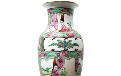 Vaso cinese in porcellana bianca decorato con scene di vita...
