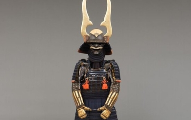 Yoroi - Lacquered metal - Black lacquered ôyoroi suit-of-armour with impressive tall gilded antlers - Japan - Edo Period (1600-1868)