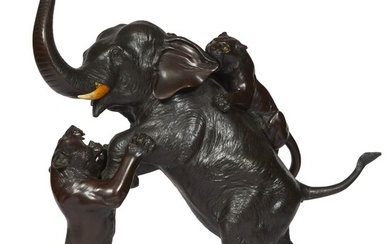 103 Japon, époque Meiji Tigres attaquant un éléphant Sculpture en bronze à patine brune Etat...
