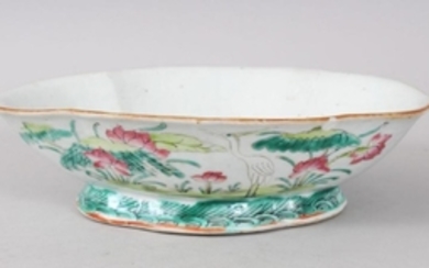 A GOOD 18TH / 19TH CENTURY CHINESE FAMILLE ROSE