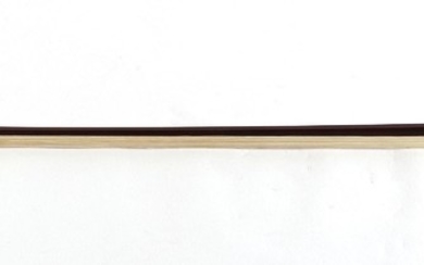 Ein silbermontierter Violinbogen von Albert Nürnberger, die oktogonale Stange ist gestempelt:ALBERT NÜRNBERGER