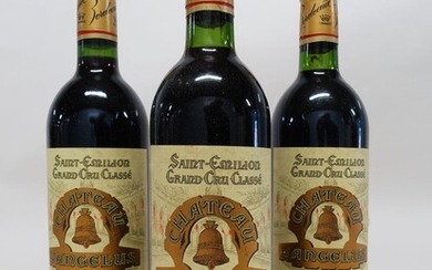 12 bouteilles CHÂTEAU ANGELUS 1983 1er GCC (B) Saint Emilion (11 base goulot