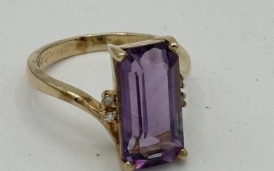 14K ladies amethyst ring with (2) diamond chips on each side. Fine estate condition, ring size is