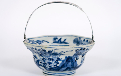 17°/18° Chinese bowl in porcelain with blue-white decor with bird and flowers diameter : 14,5 cm) and with silver handle ||17th/18th Cent. Chinese bowl in porcelain with blue-white decor with bird and flowers and with silver grip/mounting