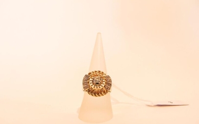 18 karat yellow gold rosette ring set with diamonds, traces of punches, t. 55, 10 g approx.