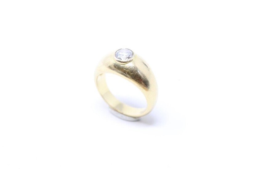 18K (750) yellow gold ring set with a half-cut diamond....
