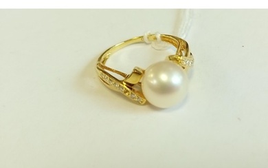 18ct gold large pearl and diamond ring size M 1/2 approx. 3....
