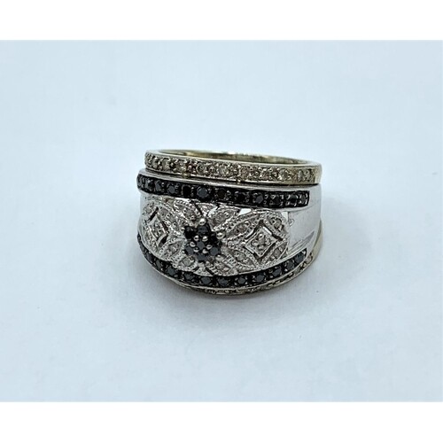 18ct white gold ring with black and white diamonds, weight 8...