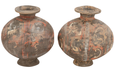 2 petites jarres en forme de cocon en terre cuite, Chine, dynastie Han, h. 14,5 cm