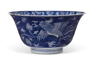 A BLUE AND WHITE REVERSE DECORATED ‘PHEONIX’ BOWL, KANGXI PERIOD (1662-1722)