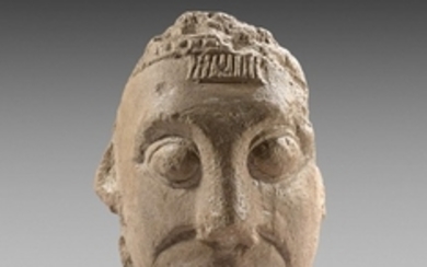 Epoque romane Modillon en forme de visage masculin