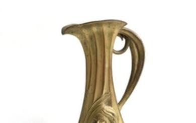 A. LANDRAU (XIXe XXe) Pichet en bronze doré à corp…