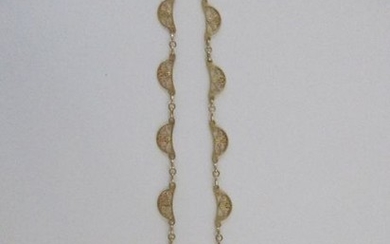 Un collier draperie en or ajouré, époque 1930, lon…