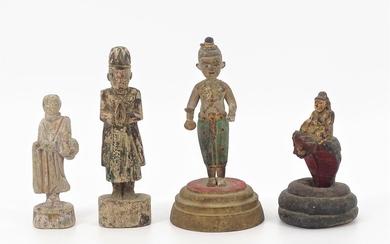 (-), 4 diverse houten gepolychromeerde boedistische sculptuurtjes, waaronder...