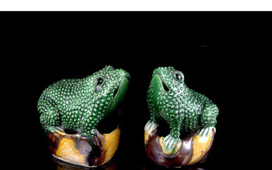A pair of 'three-colours'-enamelled biscuit model of toads (defects) China, 18th/19th century (l. max 12 cm.)
