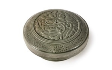 A CARVED AND INCISED YUE CIRCULAR BOX AND COVER, EARLY NORTHERN SONG DYNASTY, 10TH-11TH CENTURY