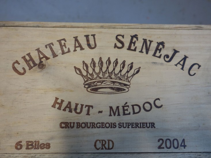 6 bouteilles CHÂTEAU SENEJAC 2004 Haut Médoc (1 étiquette léger tachée) Caisse bois d'origine